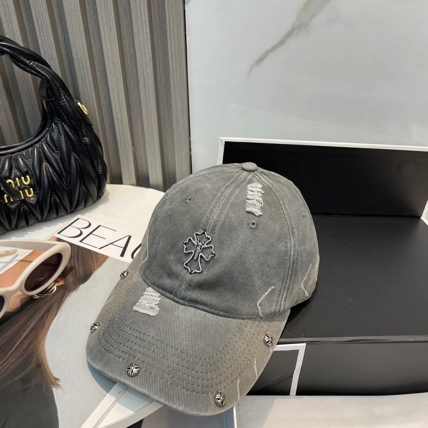 P70 Crow Heart 🆕🆕25 new baseball cap, stylish and classic cross logo, casual with a cool feeling, unisex style, same style for men and women! Very easy to match! Head circumference: 56-58cm is available